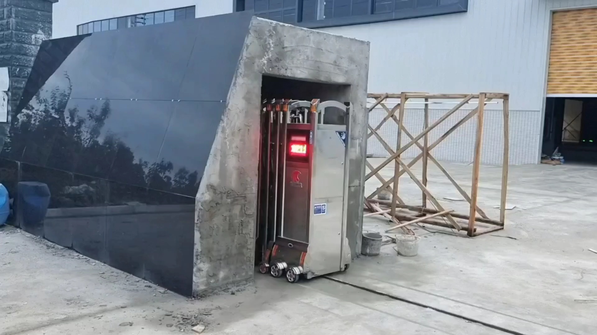 按下“万能遥控器”停车场道闸开启(图1)